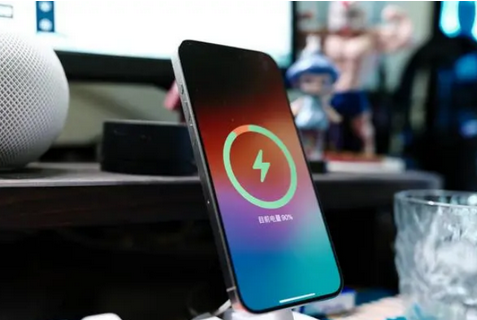 顺庆苹果15换屏服务分享用什么充电器给iPhone15充电更好 